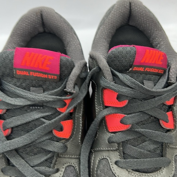 Nike Women's Gray and Hot Pink dual fusion ST2 Athletic Shoes - Picture 9 of 16
